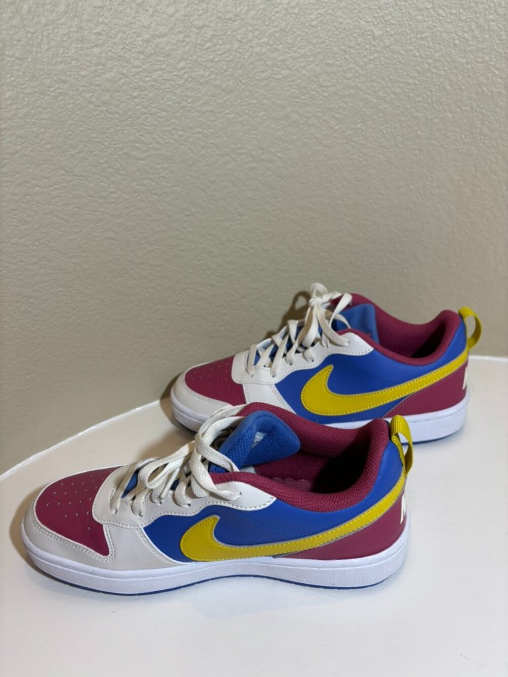 NWOT Nike White Red Blue Yellow Lace-up Athletic Tennis Shoes Size 7Y Kids - Picture 4 of 8